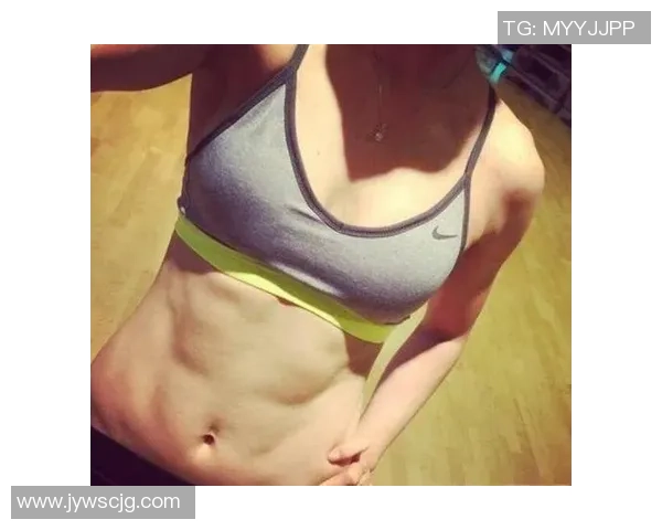 女足球星场上展现健美腹肌视频引发热议 展现运动员力量与自信